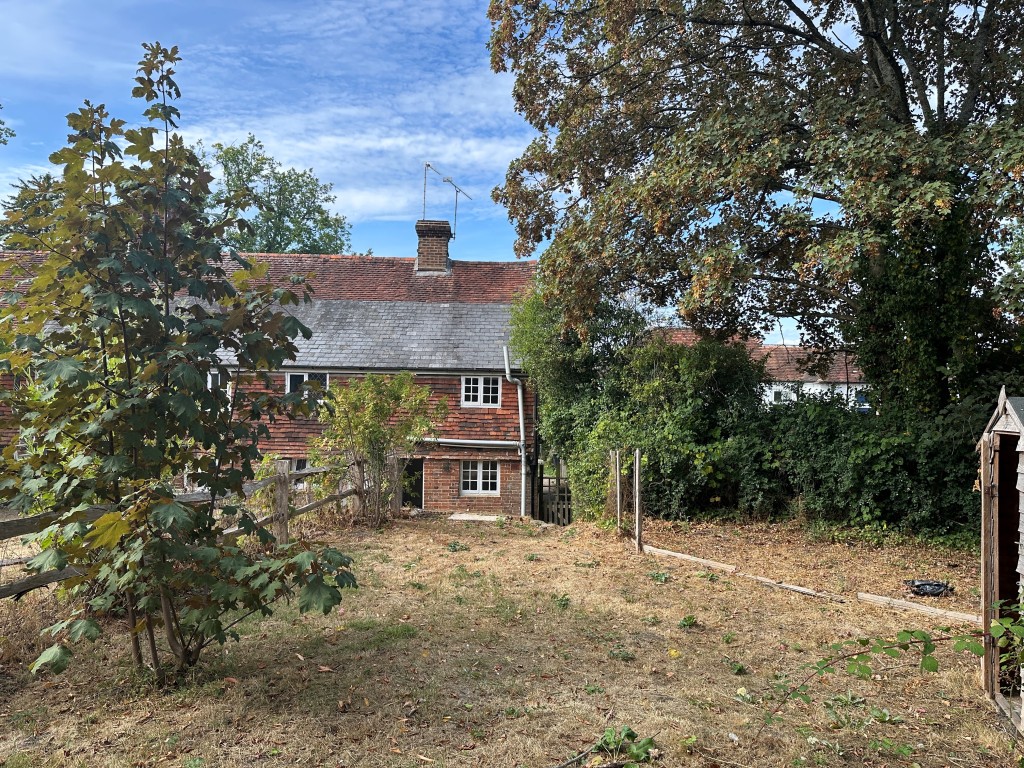 Lot: 213 - TWO-BEDROOM END-TERRACE COTTAGE WITH PARKING TO FRONT AND GARDEN TO REAR - External back of property with the garden